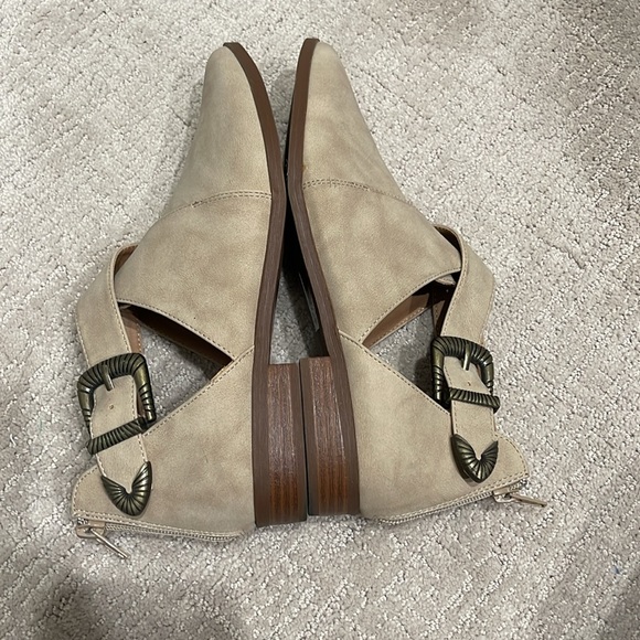 Qupid zip up shoes. Size 8.5 - Picture 5 of 8